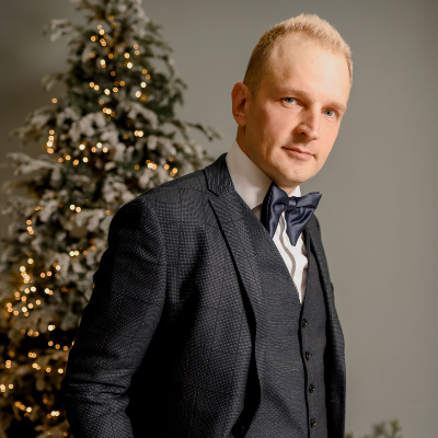 Ведущий Александр Дымов