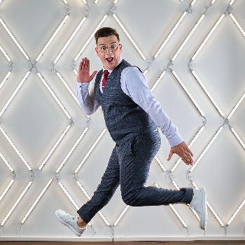 Ведущий Марк Смирнов