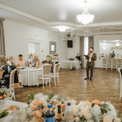 Ведущий Дмитрий Полухин