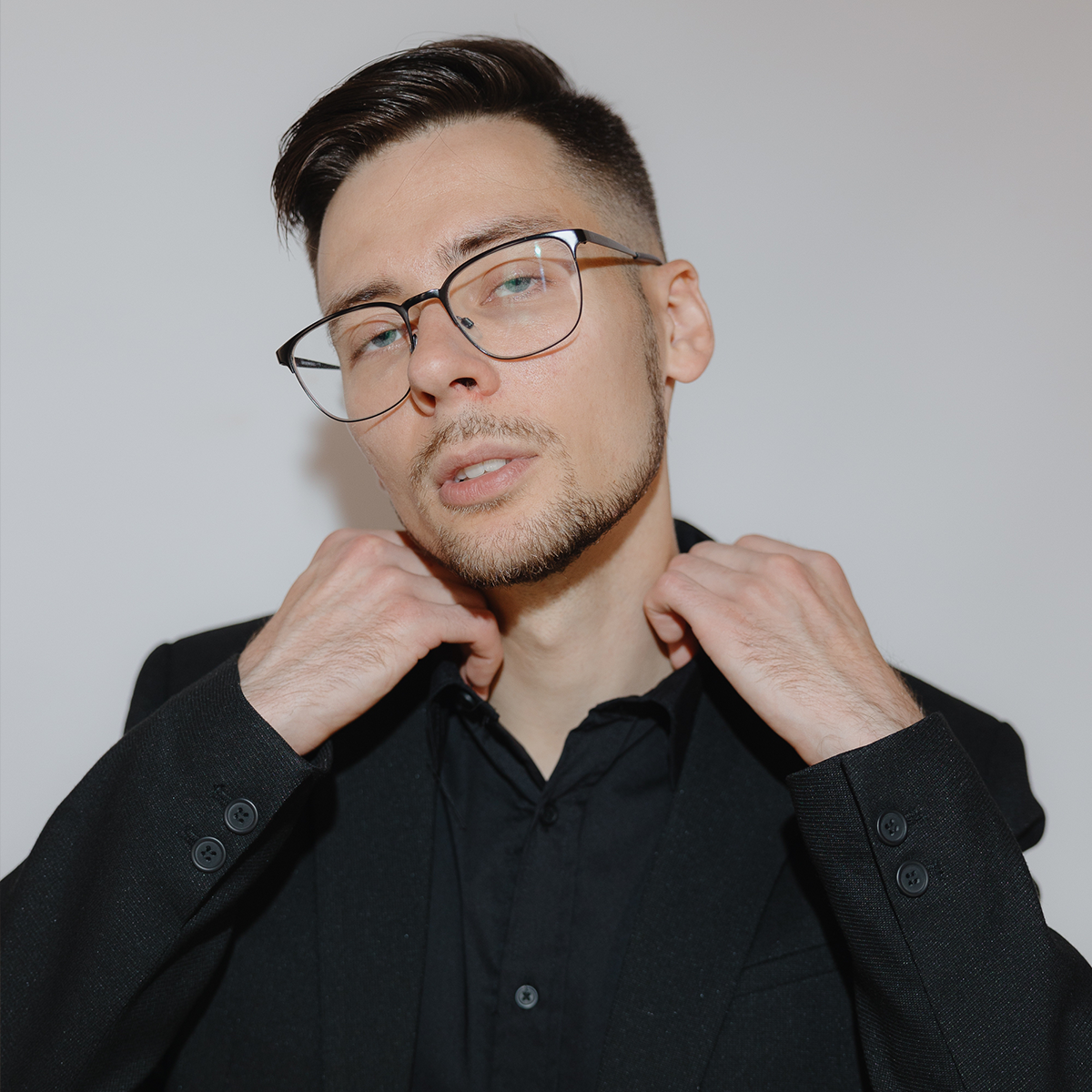 Ведущий Роман Кузьмичев