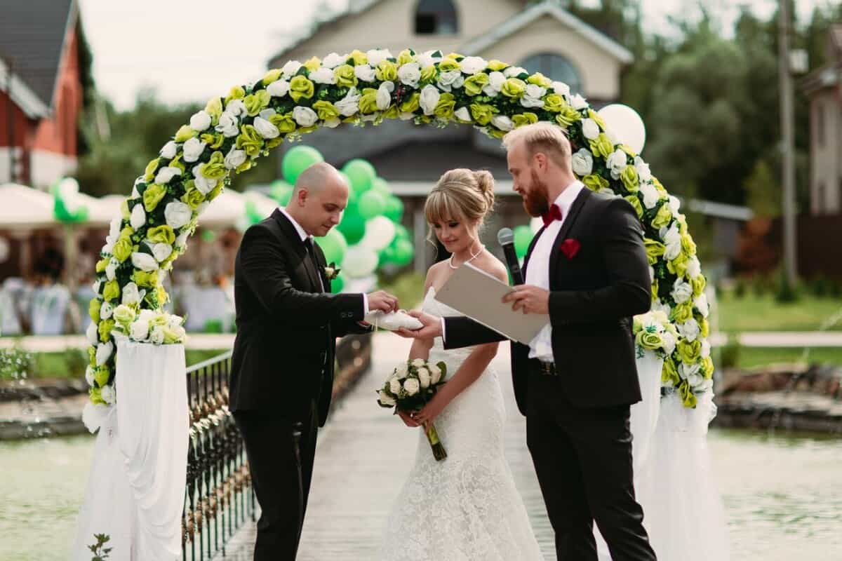 Ведущий Григорий Аксенов