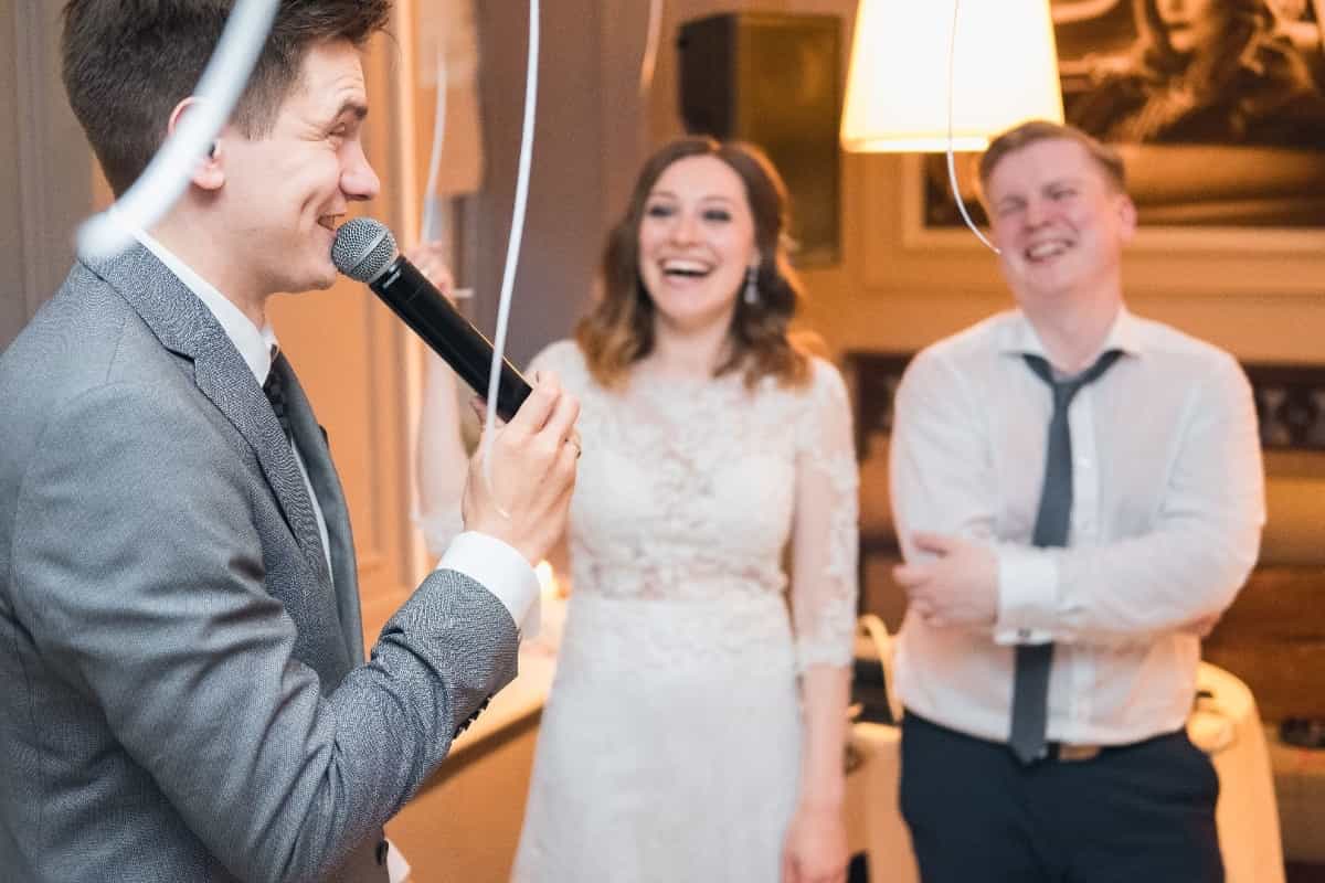 Ведущий Александр Мясников