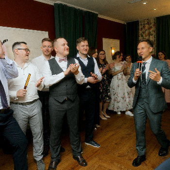 Ведущий Роман Красный