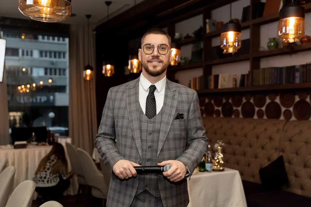 Ведущий Павел Ерофеев