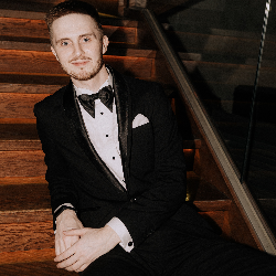 Ведущий Стас Курдаков