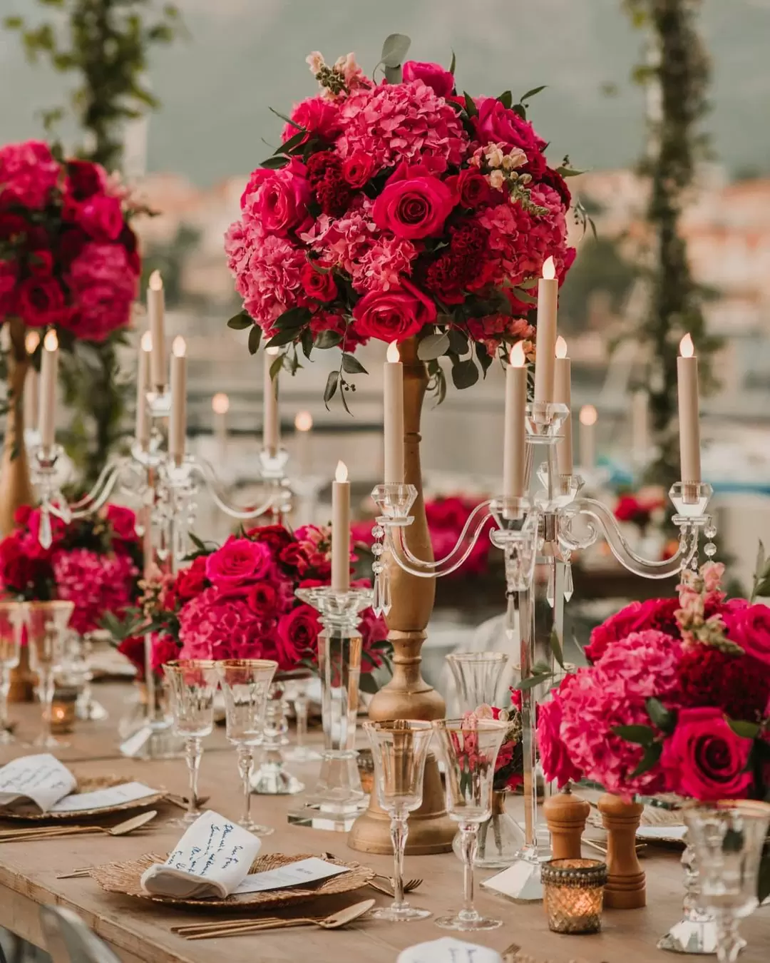 Фото декора свадьбы в цвете Fuchsia Fedora