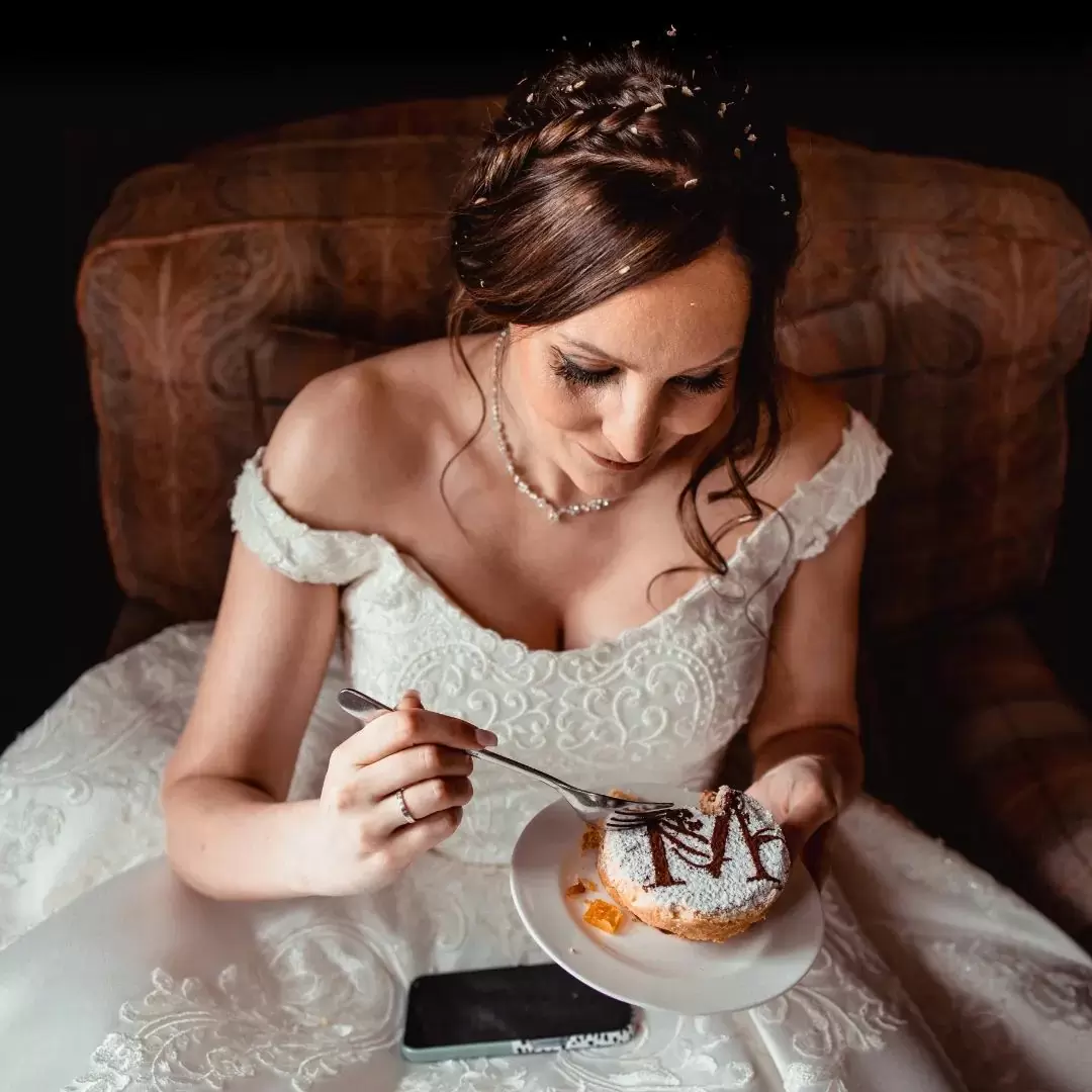 Невеста кушает торт перед свадьбой