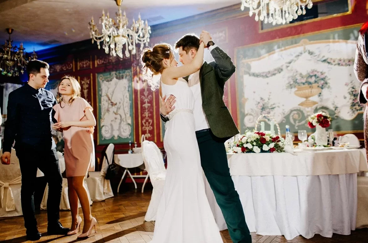 Фото из портфолио фотографа Алиса Лешкова-Елисеева. Жених и Невеста танцуют свадебный танец.