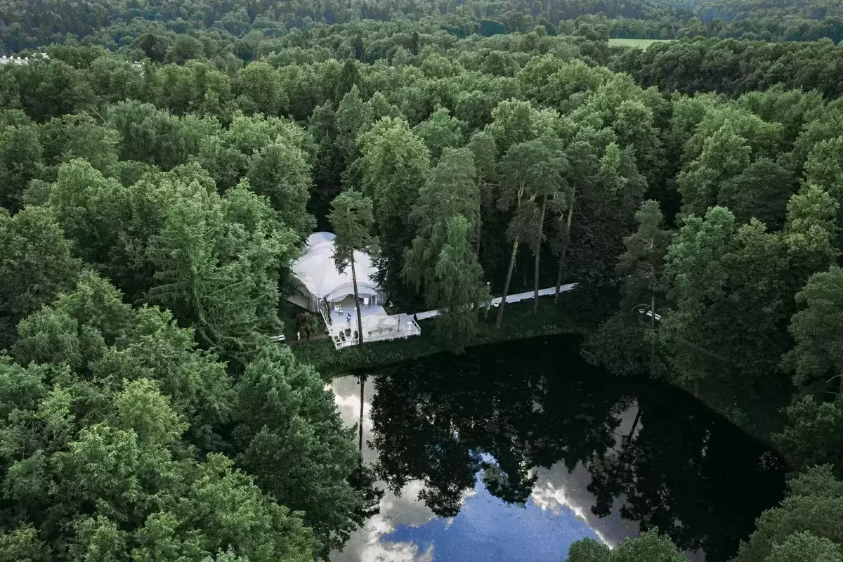 Фото свадебного белого шатра в лесу на берегу озера