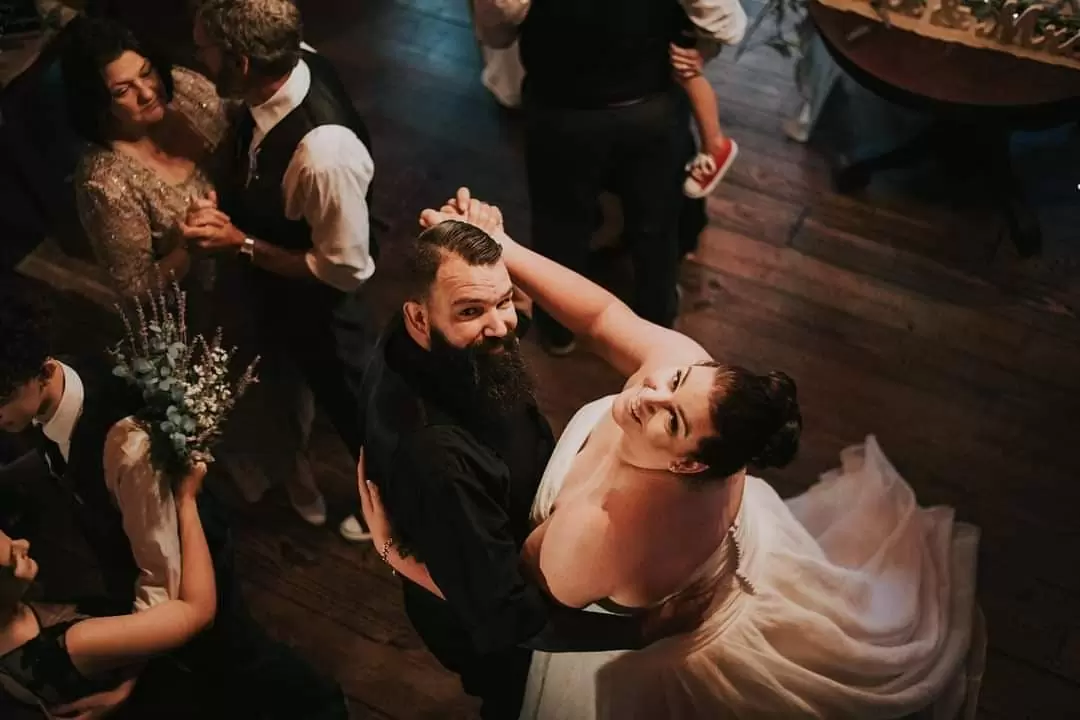 Фото. Невеста с женихом танцуют вместе с гостями