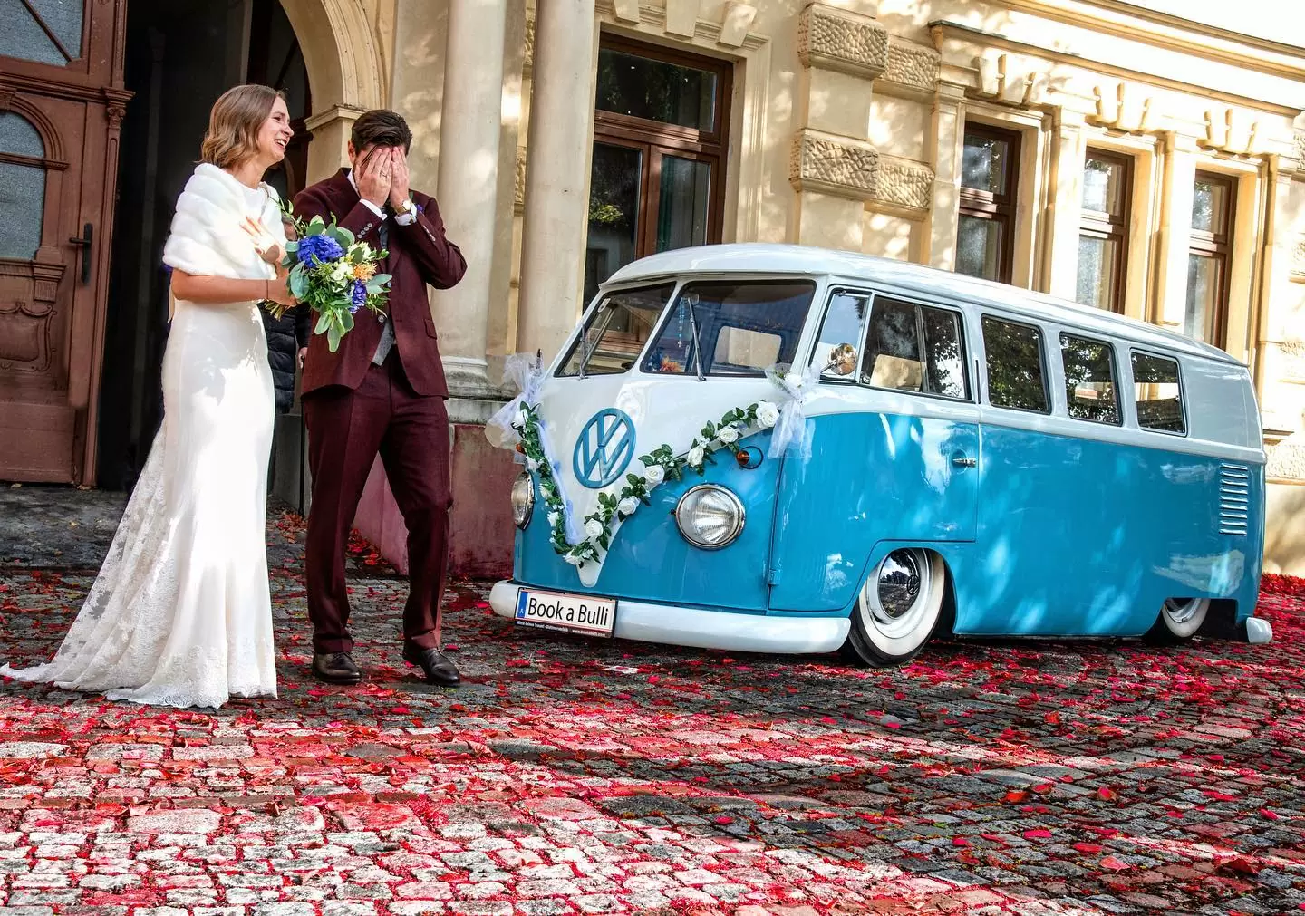 Фото. Свадьба в стиле 90-X. Жених и Невеса на фоне старенького авто марки Volkswagen