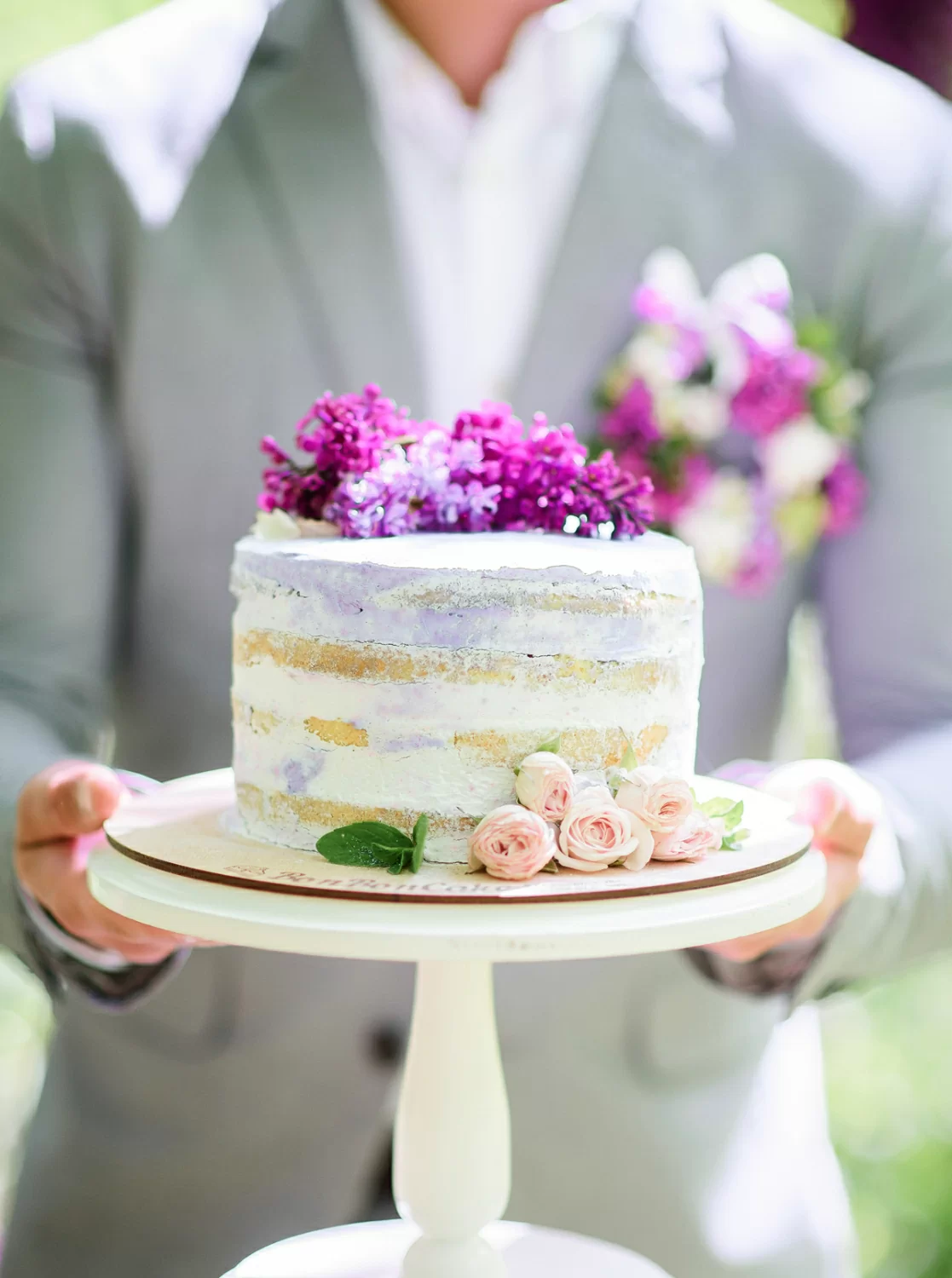 Кто собирается на свадьбу дольше, чем невеста? Свадебный торт!