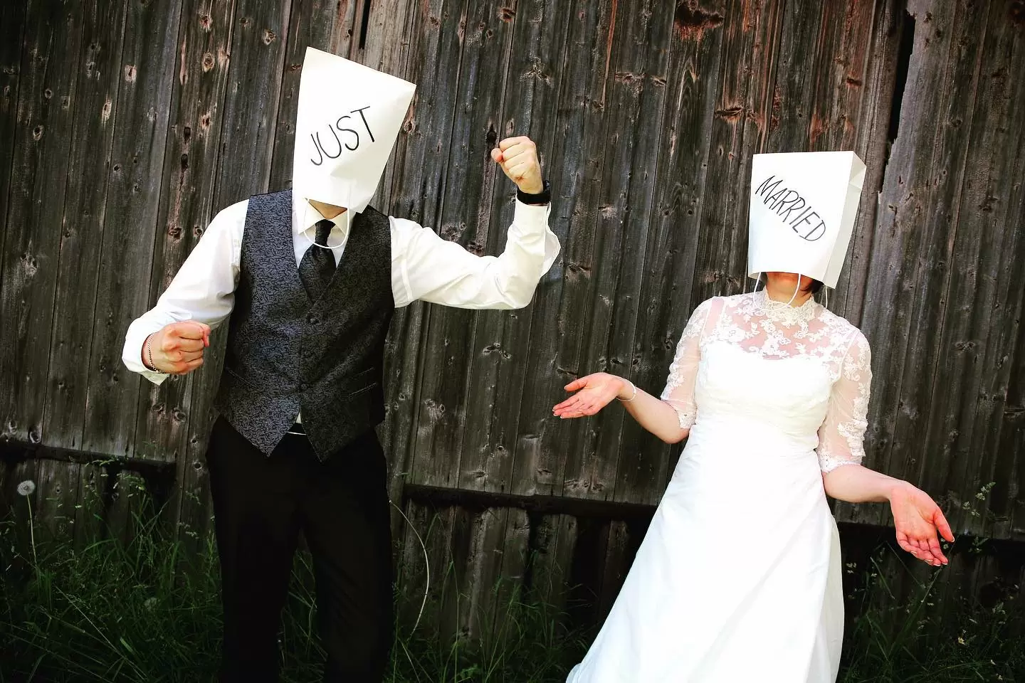 Фото. Жених и невеста с пакетами на голове и ничего не видят.