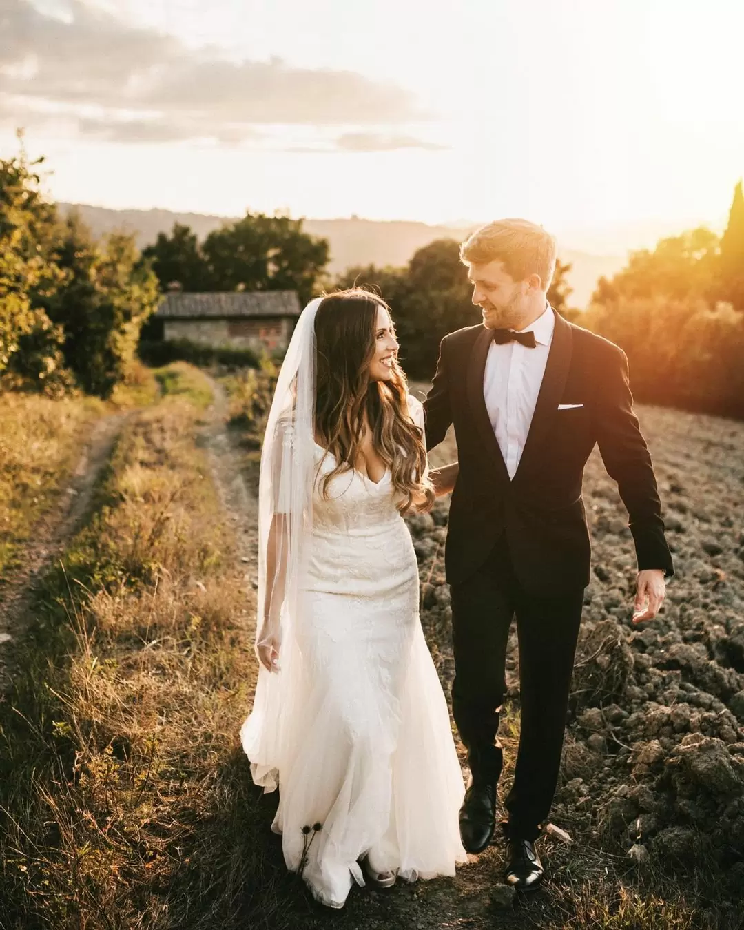 Жених и невеста на фото одеты в соответствии с дресс-кодом Black tie
