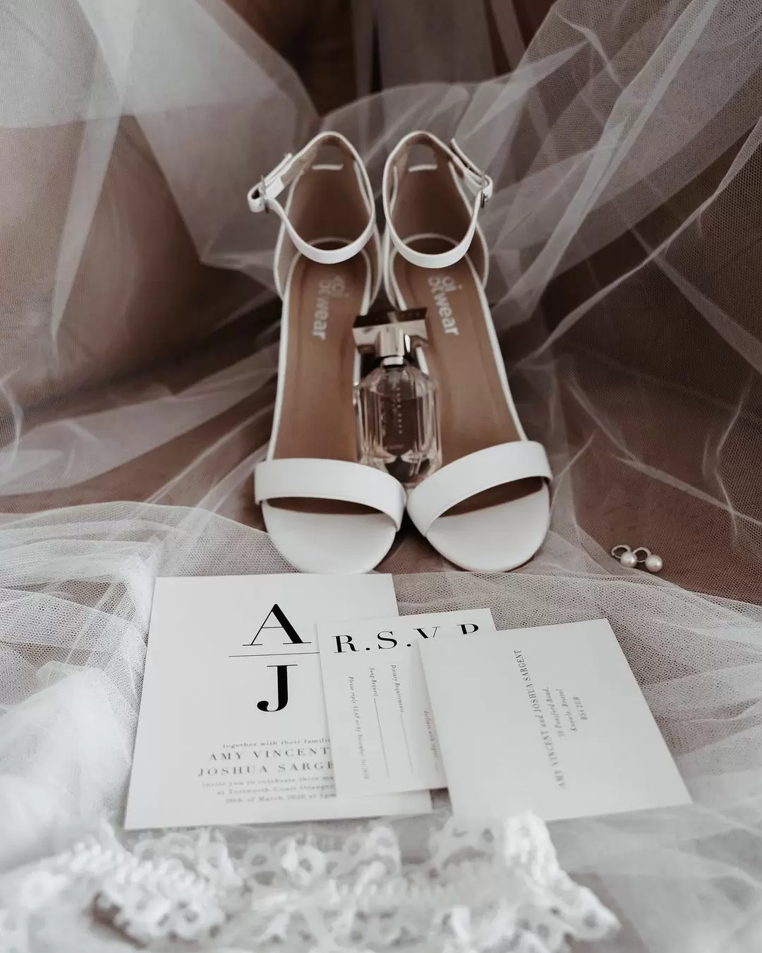 Фото: туфли невесты и духи
