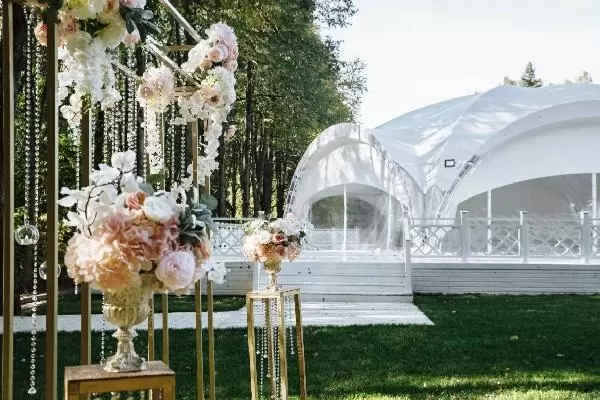 В тени шатров и под покровом вуали: все о том, как организовать свадьбу на свежем воздухе