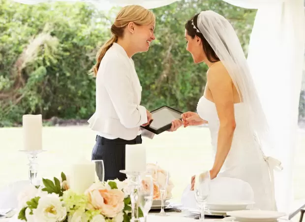 Фото.Невеста договаривается с менеджером заведения.