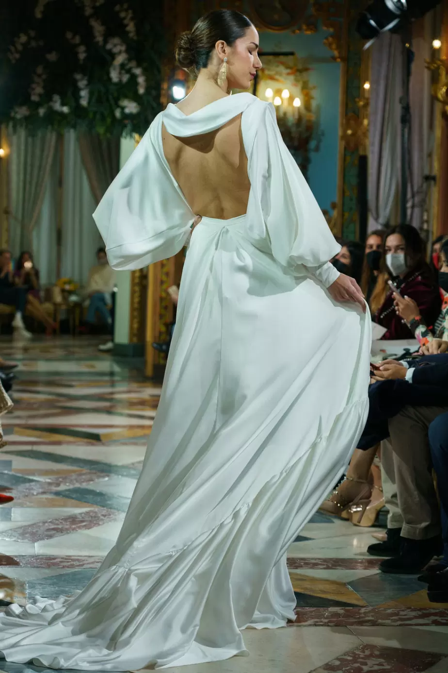 Свадебное платье с фантазийными рукавами с Barcelona Bridal Fashion Week