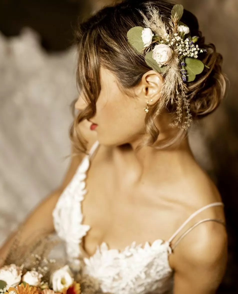 Фото. Свадебные прически с цветами: ТОП-5 необычных идей для вдохновения._04.jpg