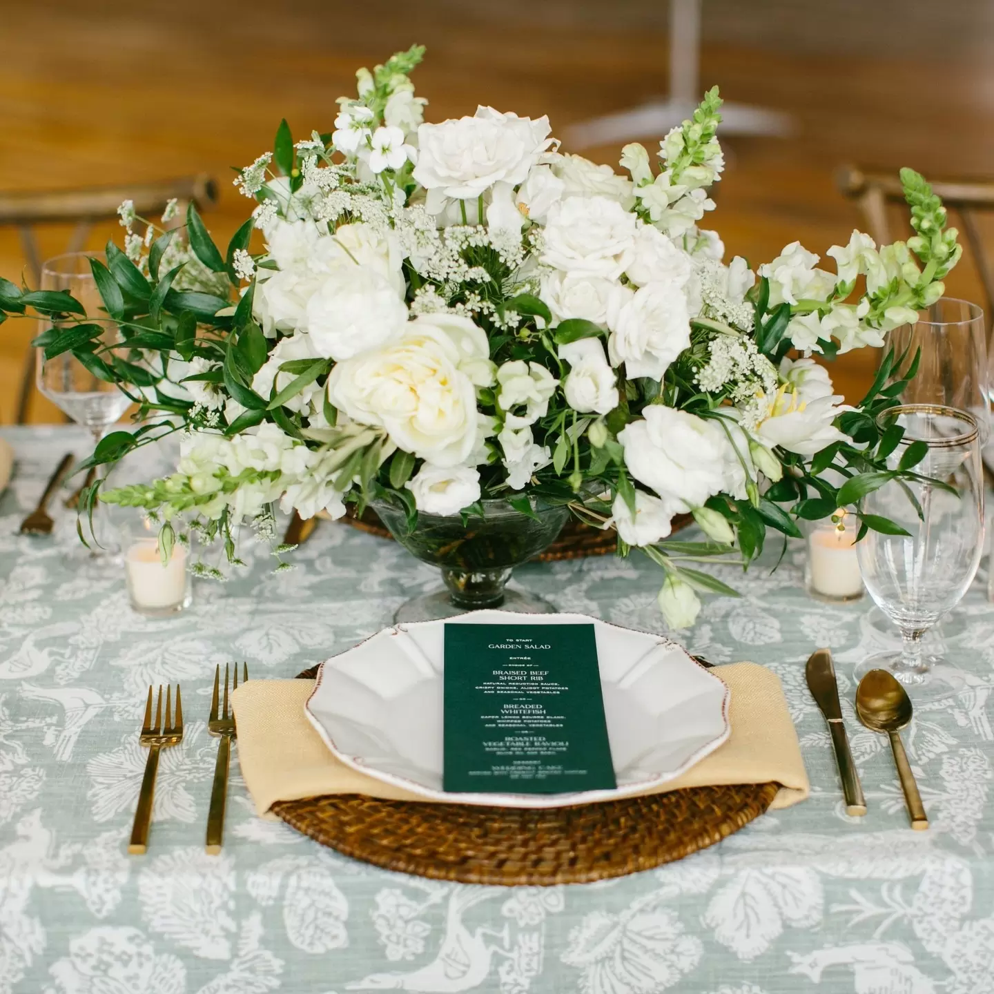 Фото. Расположения свадебного меню в тарелке гостя. Декор.