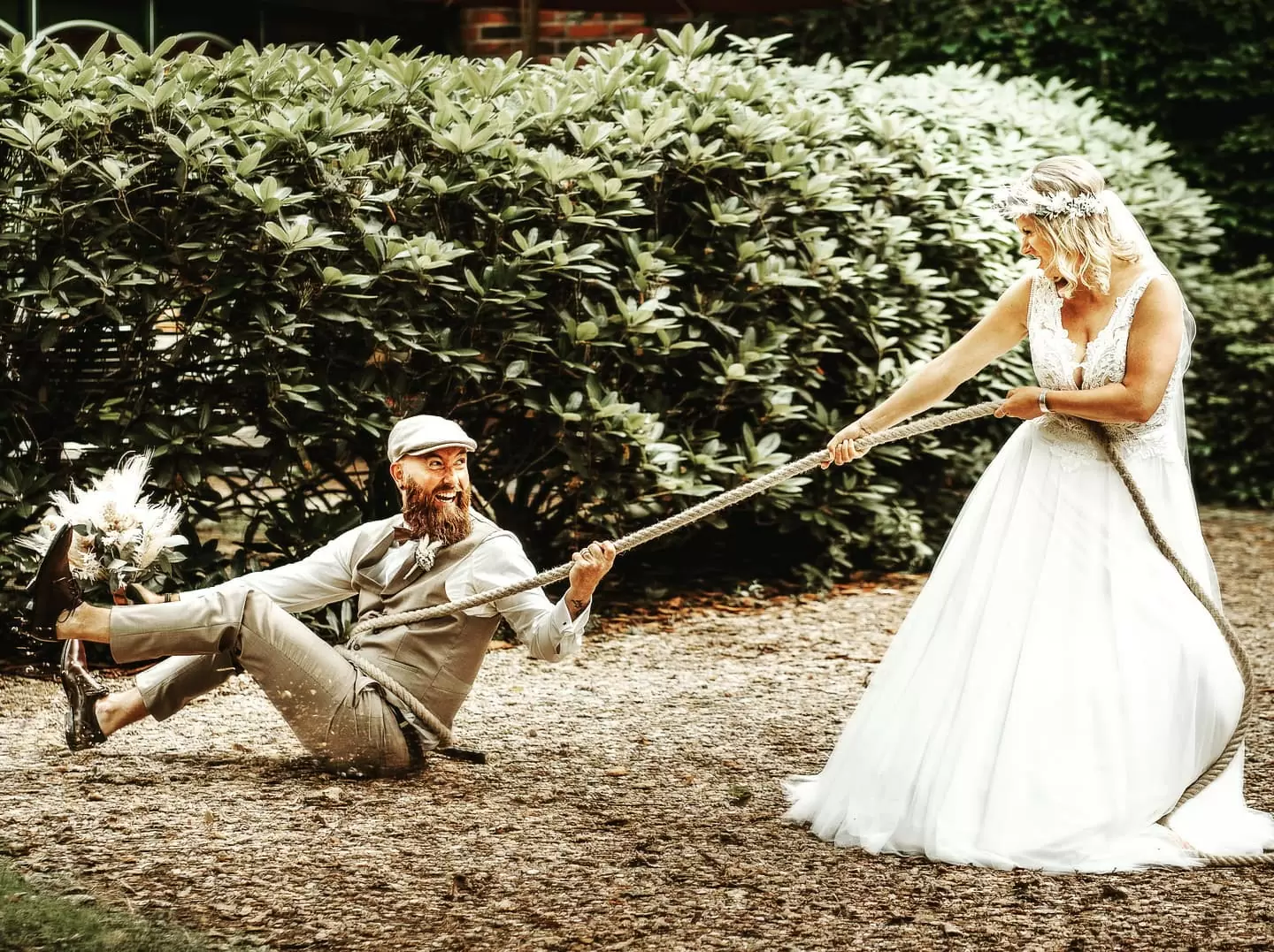 Фото. Конкурс жених и невеста перетягивают канат.