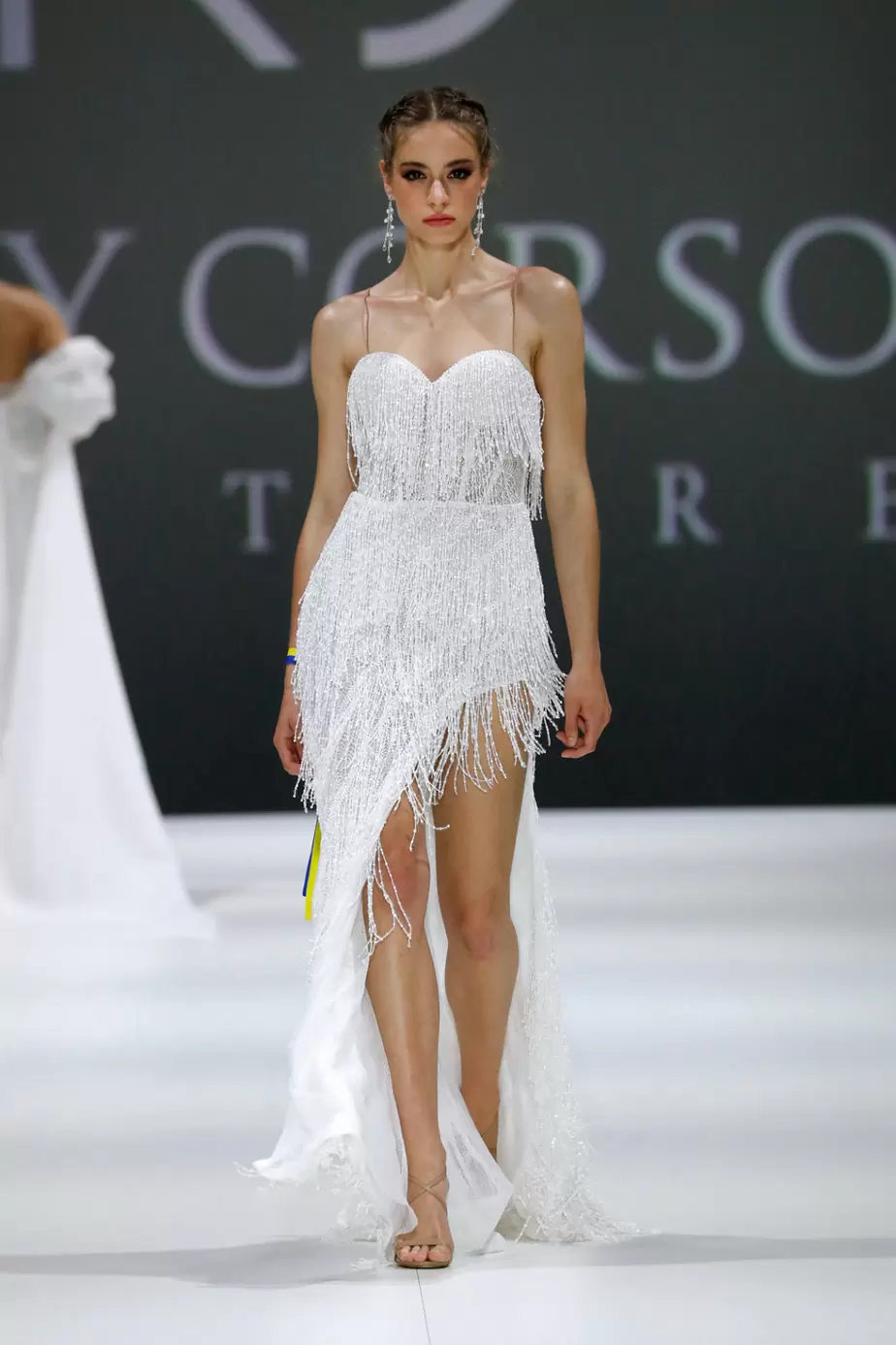 Короткое роскошное ассиметричное свадебное платье с Barcelona Bridal Fashion Week._08.jpg