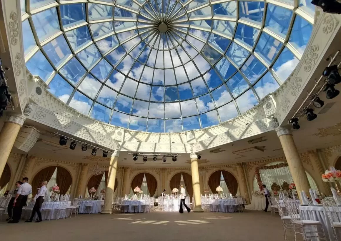 Фото ресторана для свадьбы Амарис со стеклянным куполом внутри.