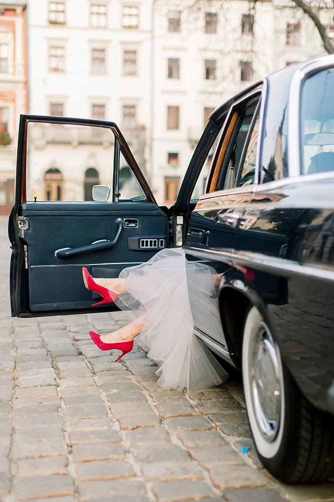 Стильно, модно... и разумно: как подобрать машины для свадебного кортежа