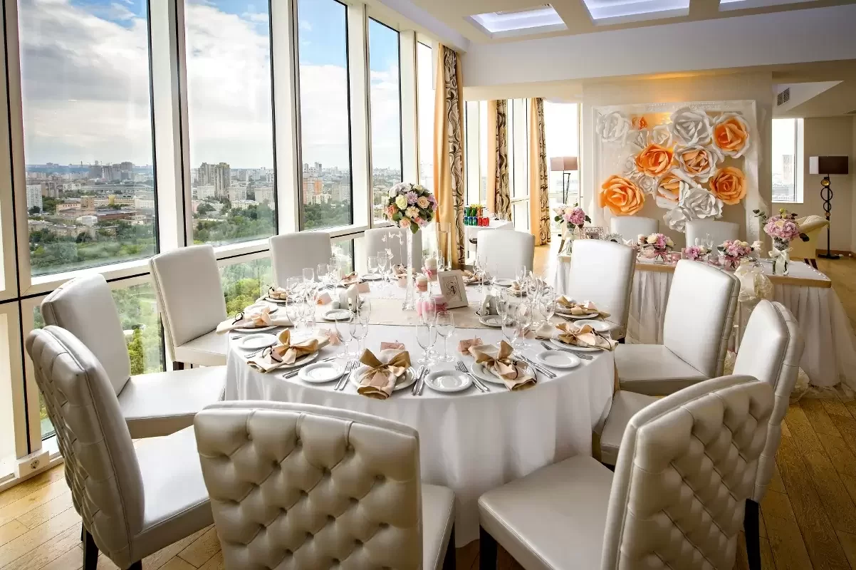 Фото ресторана для свадьбы WTC Wedding / ЦМТ при отеле Crowne Plaza Moscow с оформлением для классической свадьбы