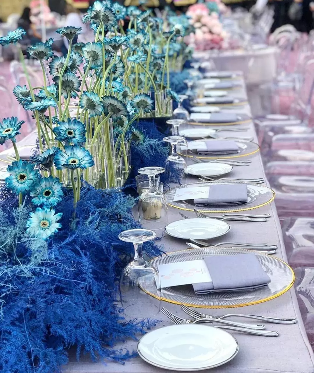 Фото примера оформления свадьбы в трендовом цвете 2023 года Mykonos Blue