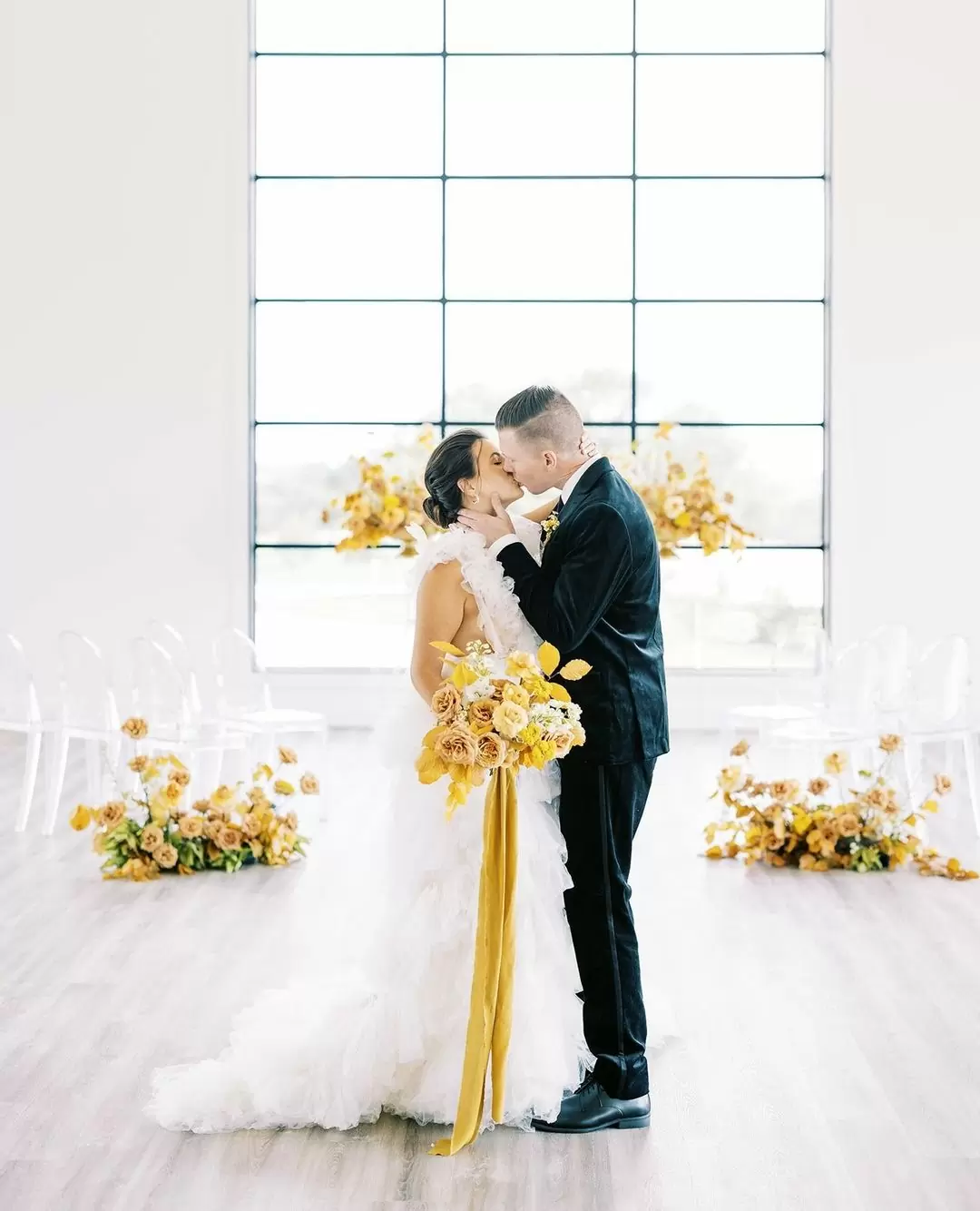На Фото невеста в белом платье с желтыми цветами в руках. Это отличный пример использования цвета года Нарцисс (Daffodil)