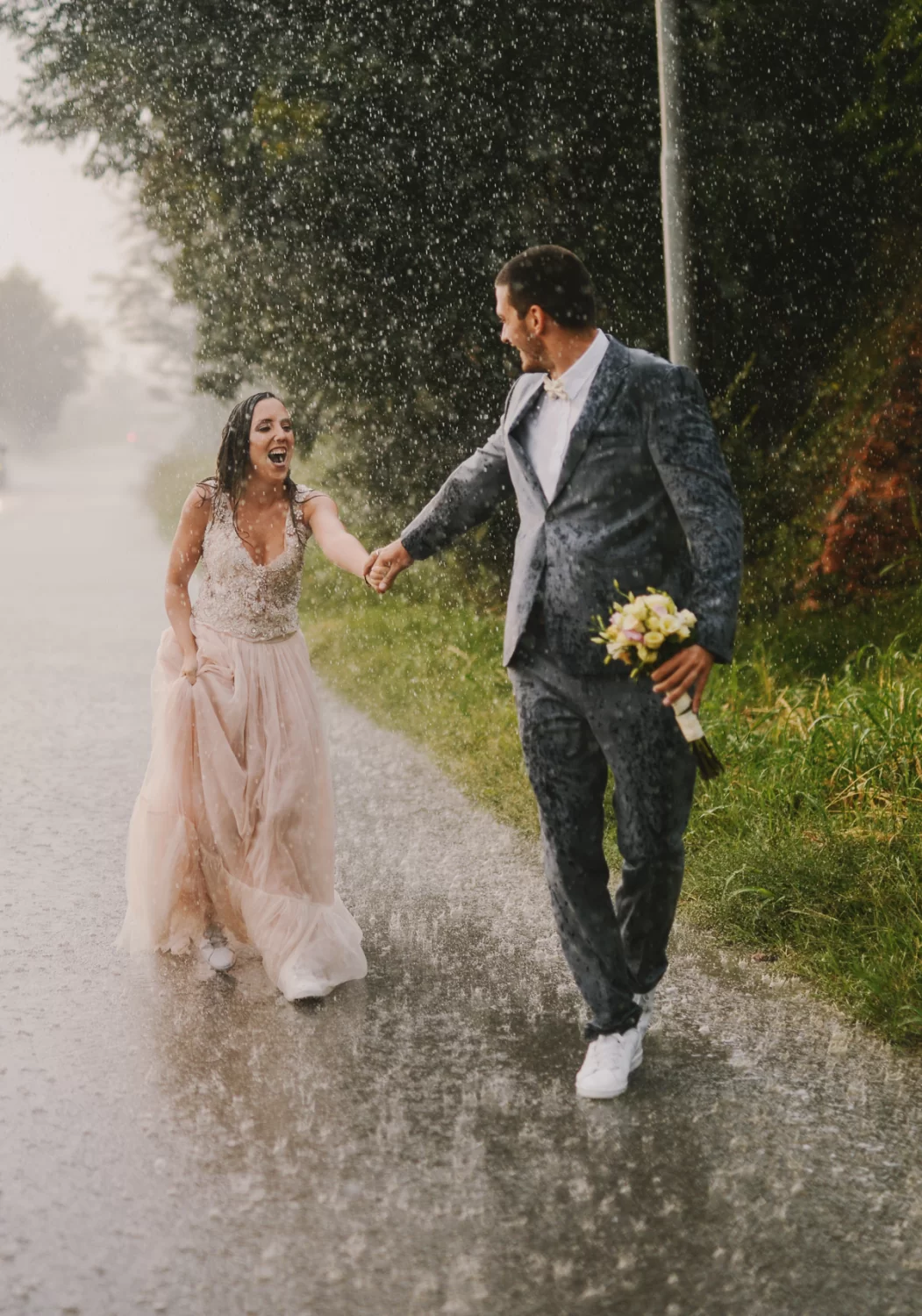 Дождь на свадьбу: что делать, если в самый важный день капризничает погода?