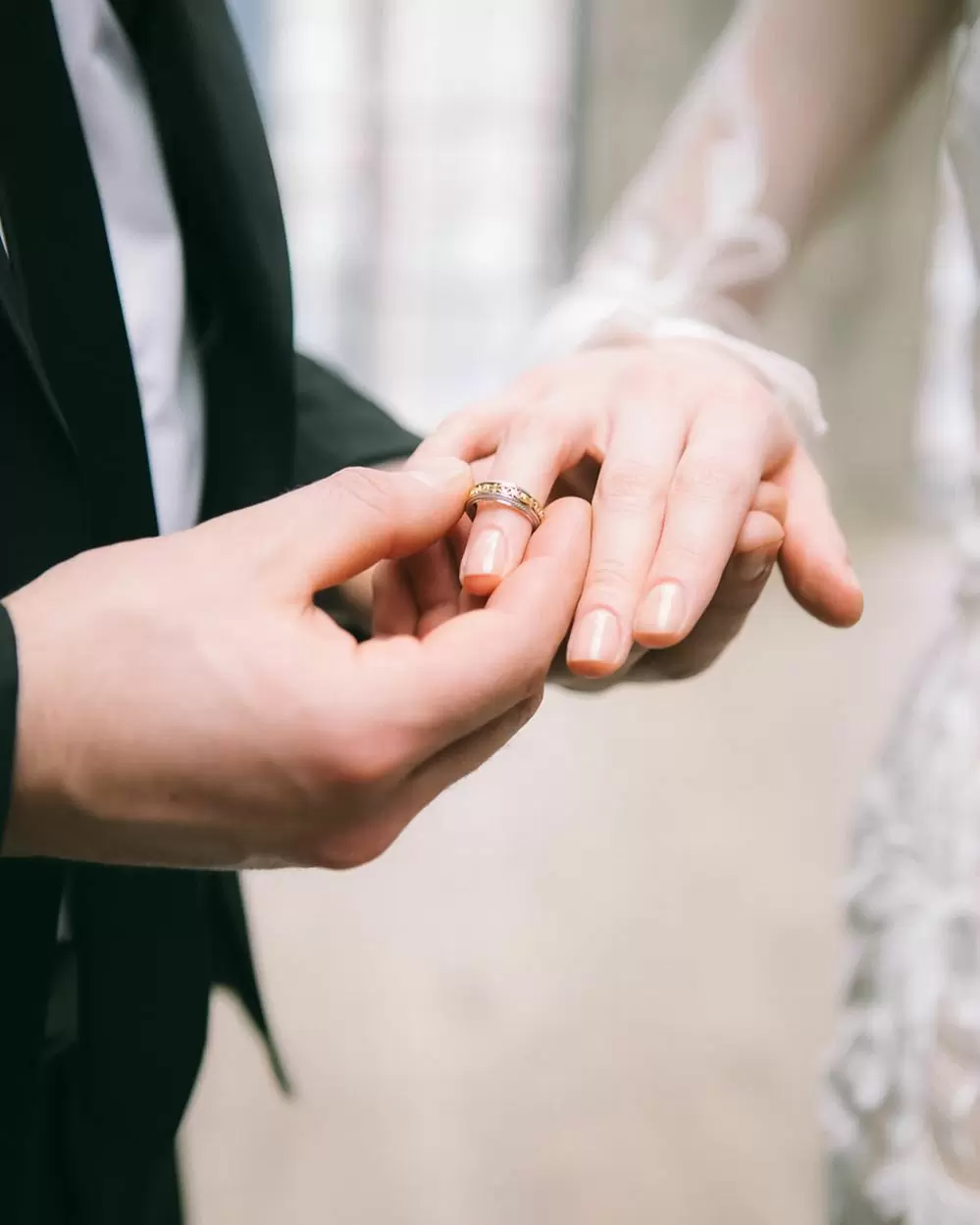 Фото. Жених одевает кольцо невесте