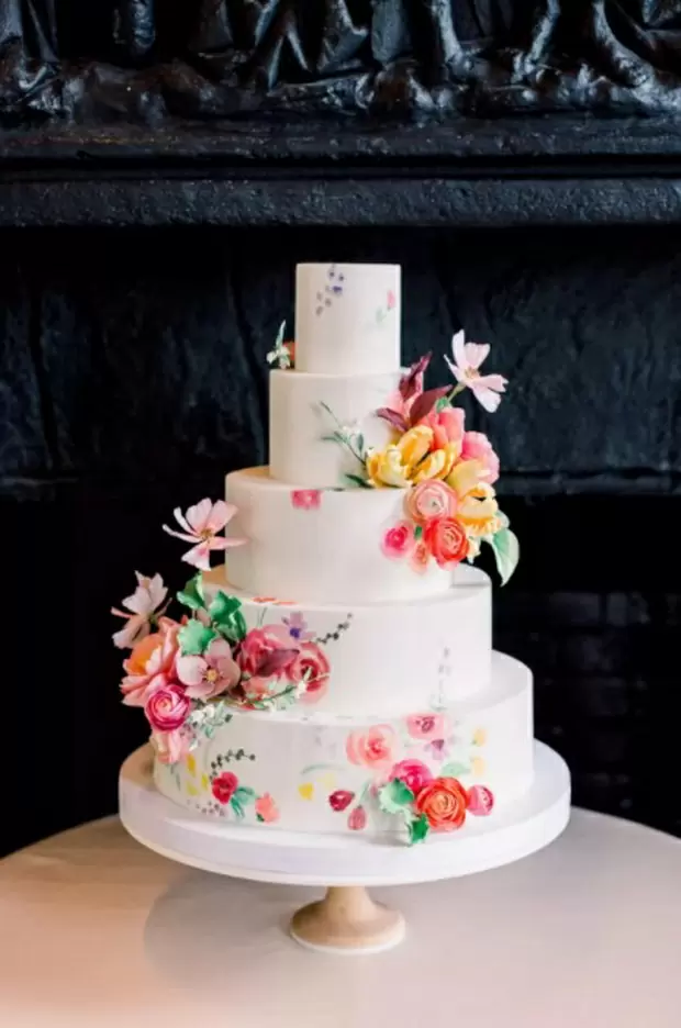 Фото свадебного торта в три яруса с цветами