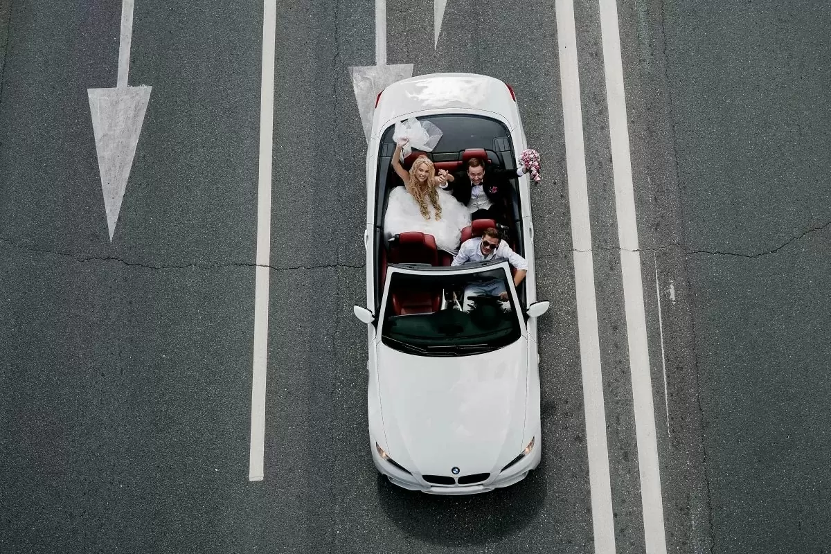 Фото. Жених с невестой едут по дороге в кабриолете. Фотограф Дмитрий Макарчук