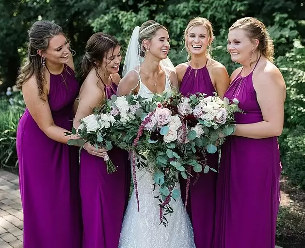 фото невесты в окружении своих подружек в лиловых платьях.