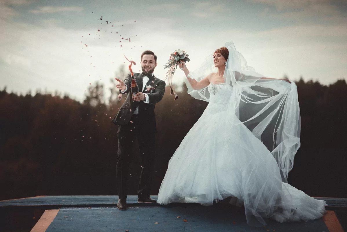 Торжественное нарезание свадебного торта женихом и невестой. Фотограф Сергей Бруцкий