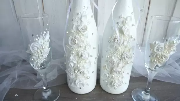 Мини бутылки для вина оформлены в свадебном стиле