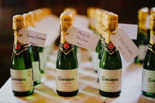 Мини бутылки шампанского на свадьбу с номерами столов