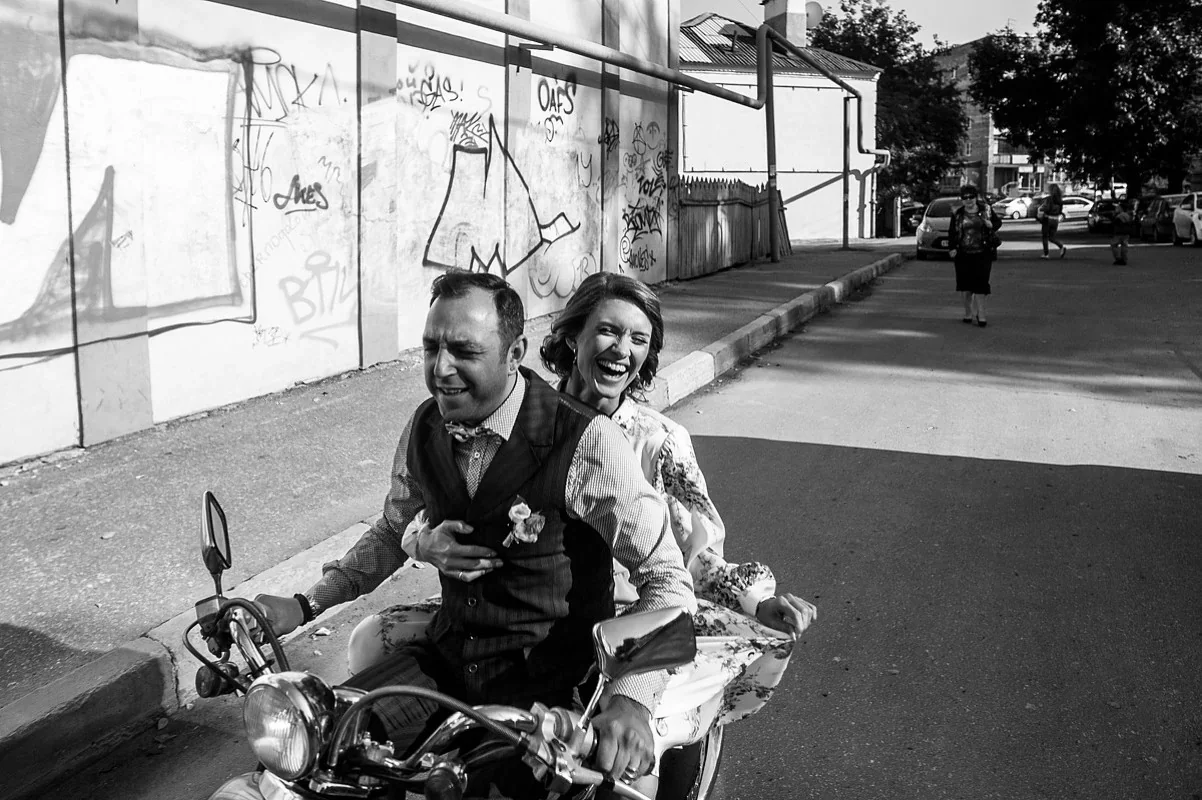 Фото. Сногсшибательное свадебное фото невесты и жениха на мотоцикле. Фотограф Алексей Снитовец
