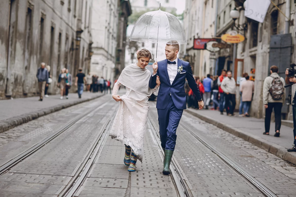 дождь-на-свадьбе-платье-невесты.png