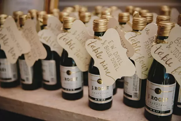 мини бутылки с вином для свадебного стола для гостей
