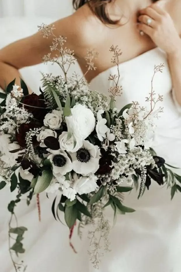 Букет невесты из белых цветов с черной лентой