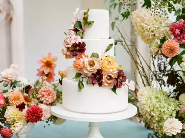 Свадебный торт с цветами из сахара.