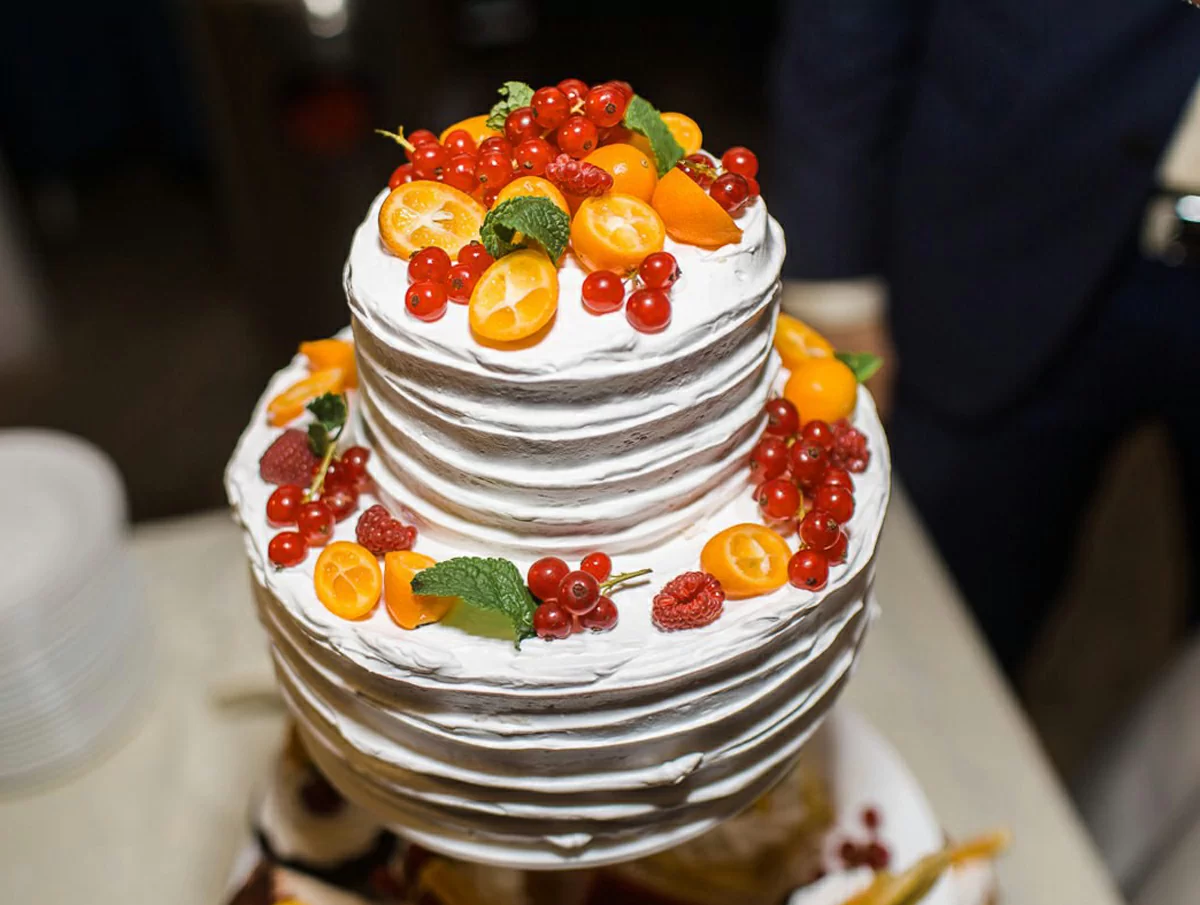Apricot-Crush-цвет-года-свадебный-торт.jpg