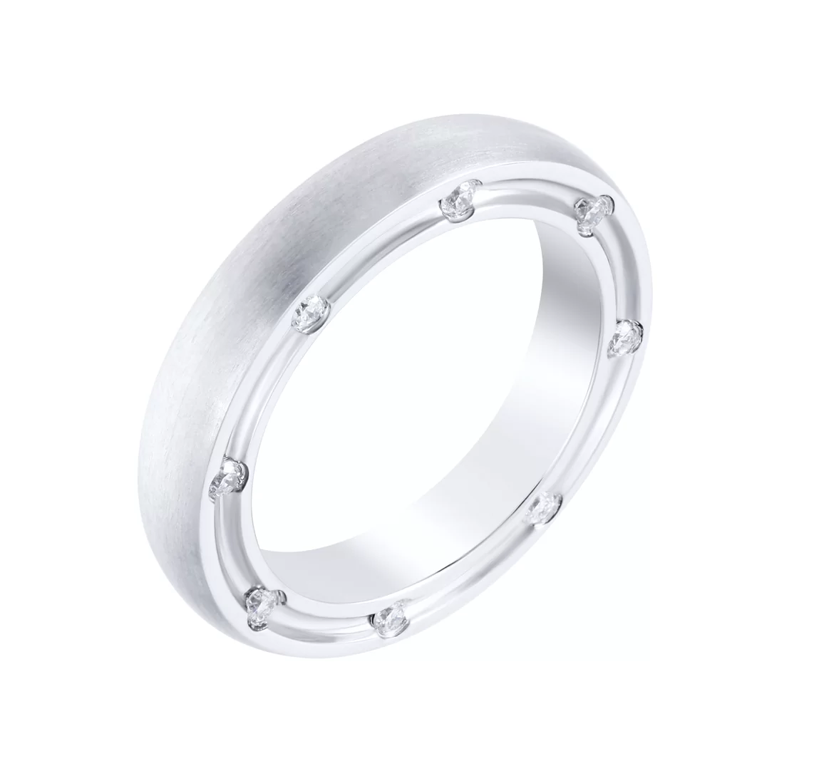 Фото .Обручальное кольцо из белого золота с бриллиантами по кругу
