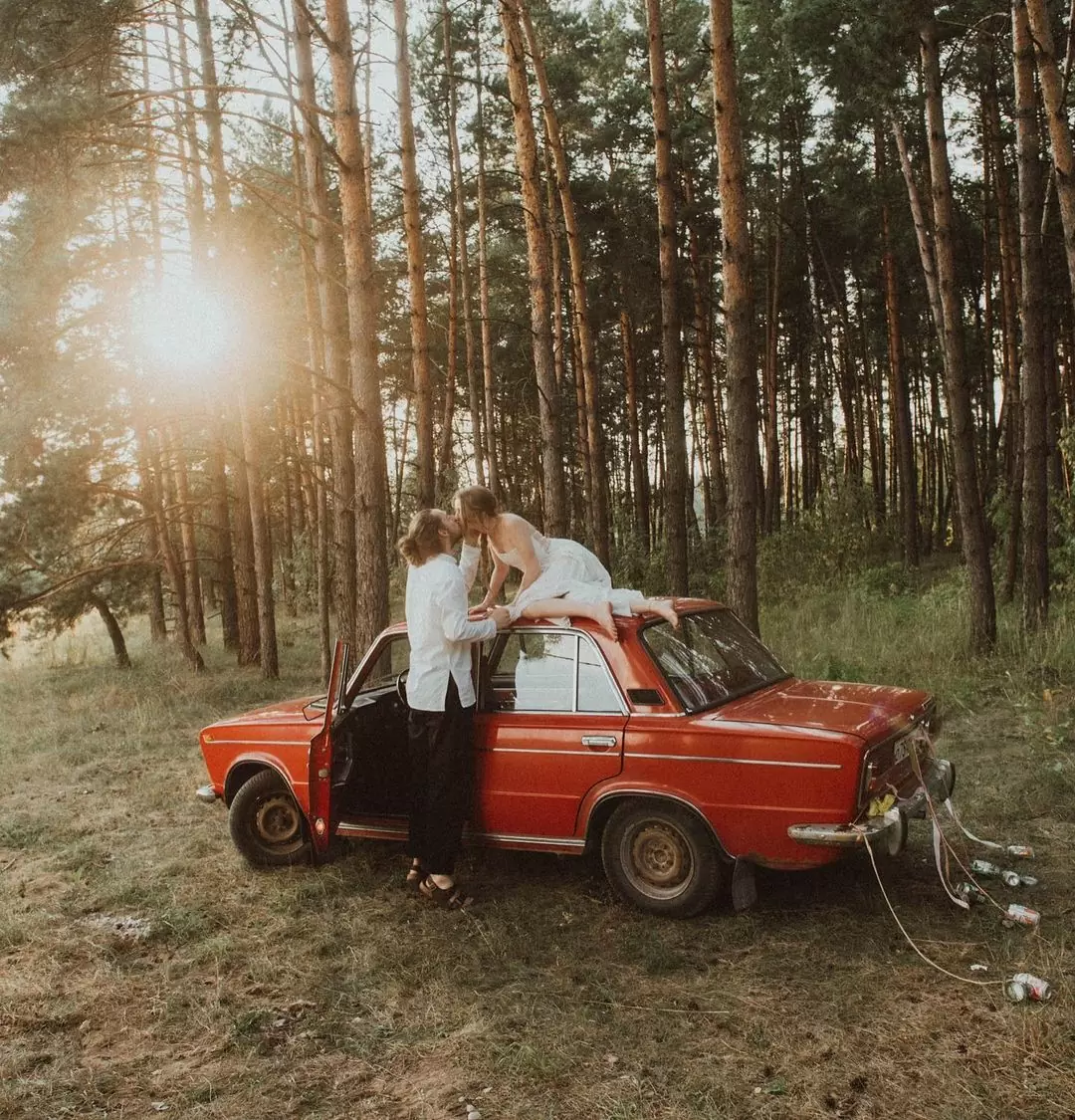 Фото. Жениха и невеста на фоне красной ретро машины "Lada"