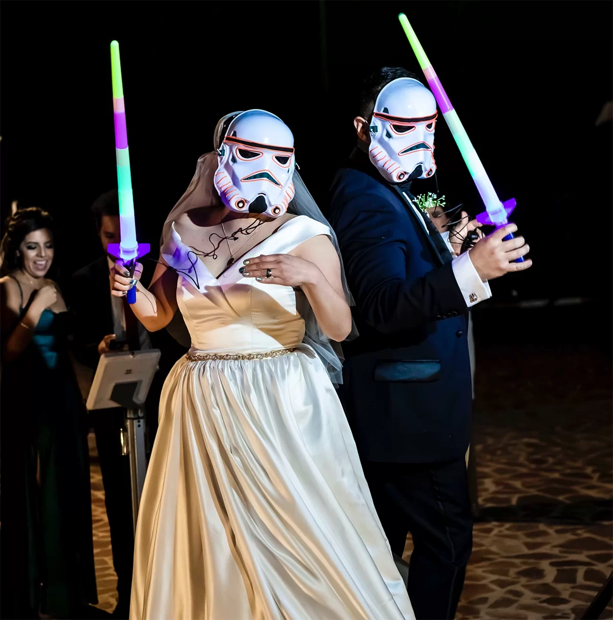 танец-со-световыми-мечами-свадьба-в-стиле-Звездных-войн.png