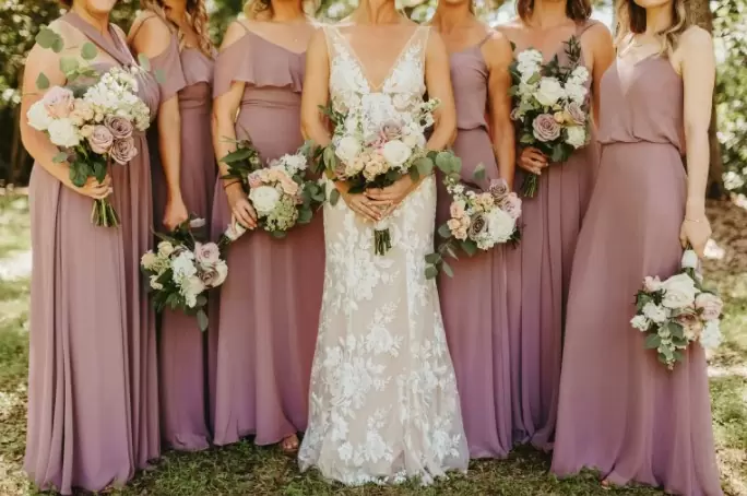 Фото счастливых девушек в красивых платьях в окружении невесты