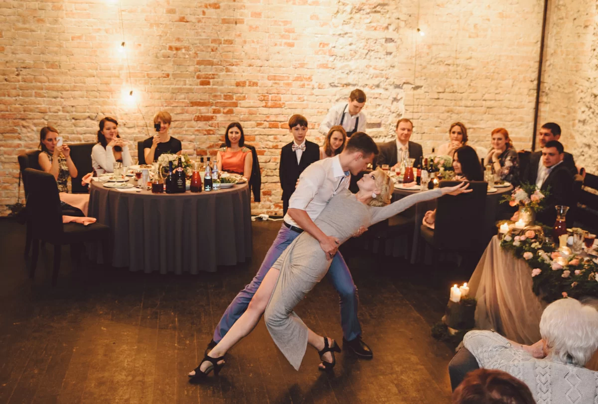 реальные-свадьбы-Анна-и-Андрей-свадьба-в-стиле-рустик-танец-жениха-и-невесты.jpg